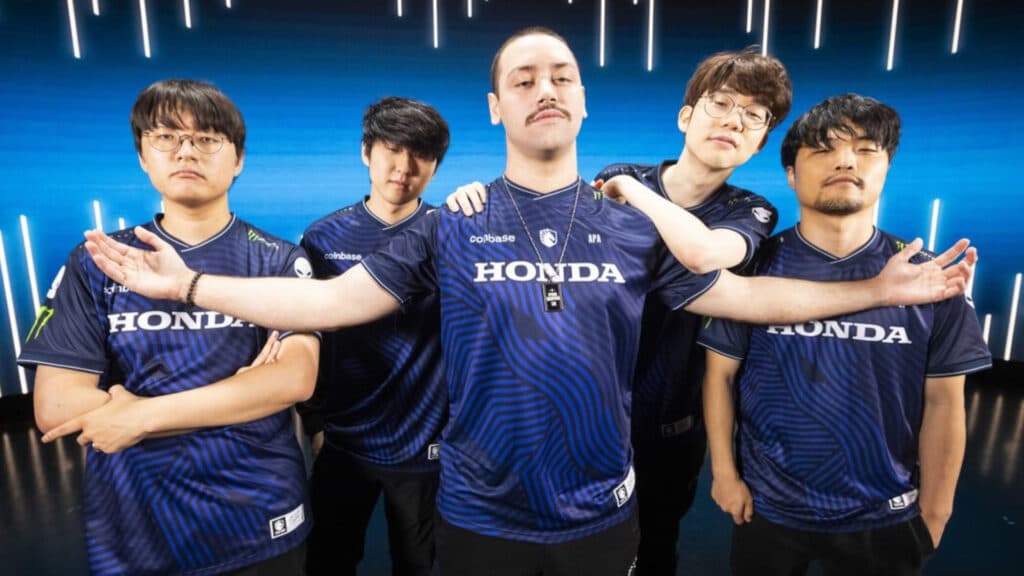 Photo of the players (Image via Riot Games)