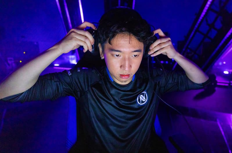 Marved bereitet sich auf das Spiel gegen Gambit vor.