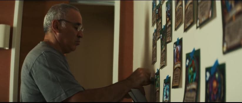 A parede do quarto de hotel de Garry Kasparov repleta de cartas de Hearthstone