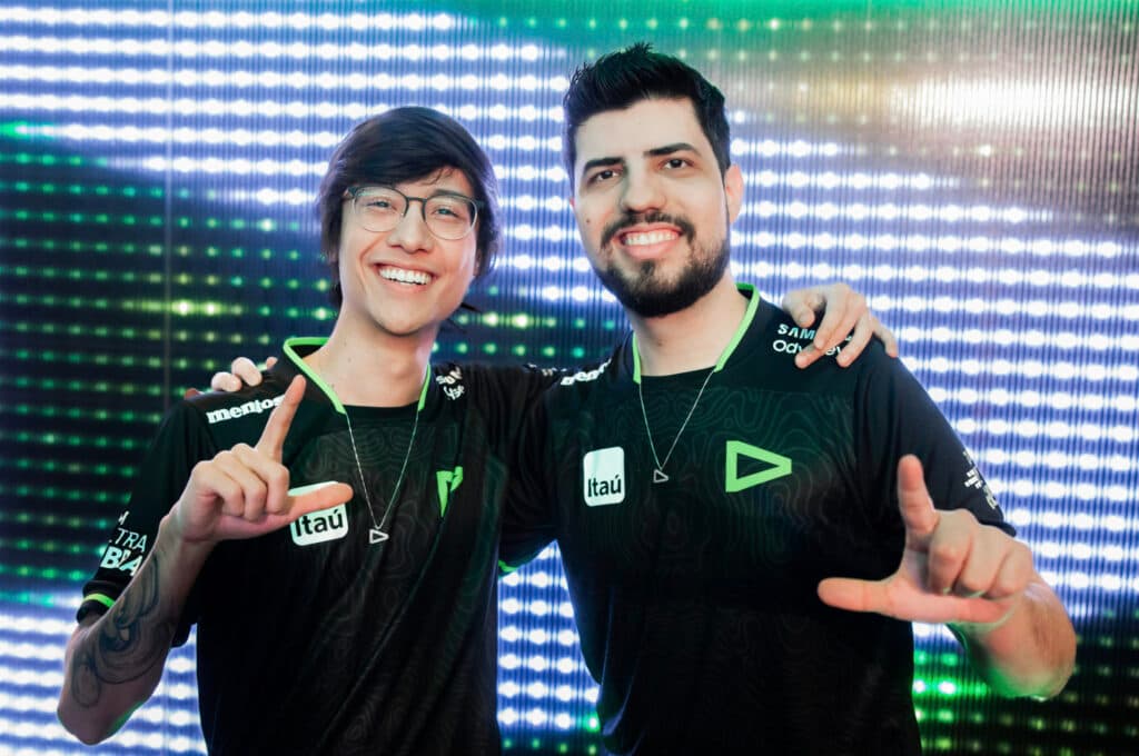 Robo and Tinowns backstage - image via official LOUD Twitter account