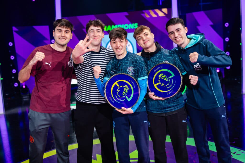 Man City's extended team celebrate their ePremier League win // Photo EA/Michal Konkol