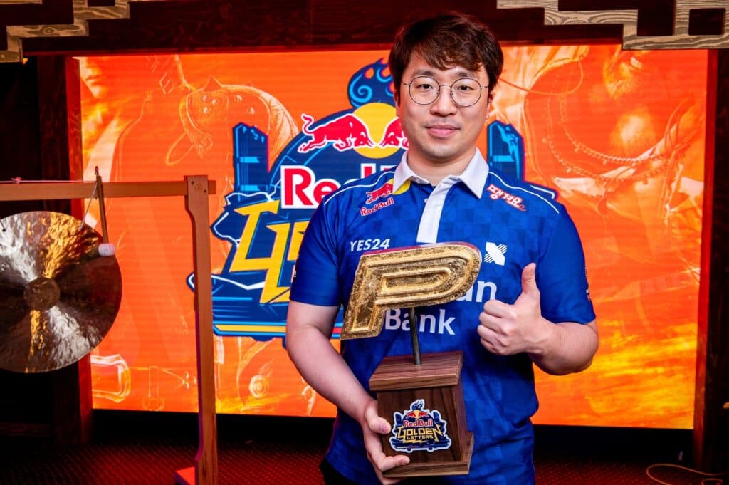 Knee with his Red Bull Golden Letters trophy in 2023 (Image via <a href="https://www.redbullcontentpool.com/international/CP-A-22431" target="_blank" rel="noreferrer noopener">Red Bull</a>)